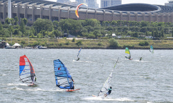 시원한 바람 가르며… 한강서 윈드서핑