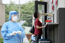 코로나19에 안전한 곳은 없다…정은경 모임 자제…거듭 당부