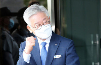 이재명 더불어민주당 대표, 위증교사 혐의 무죄 선고에 검찰 납득 어렵다 항소 의사 밝히며 분분한 반응 나눠