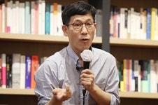 배현진 머리엔 ‘우동’, 정원석 머리엔 ‘너구리’… 진중권, 통합당 직격 “똥볼 받아서 자살골”