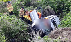 신안 저수지 수로에 차량 추락…3명 숨져