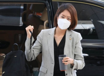 고민정 “류호정 분홍원피스, 국회 엄숙주의 깨준 것 감사”