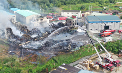 김해 윤활유 보관창고서 화재… “완전진압 시간 걸릴 듯”