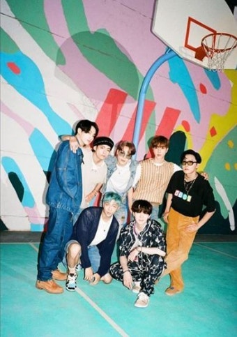 드디어 완전체 모습으로…방탄소년단 ‘다이너마이트’ 단체 사진 공개