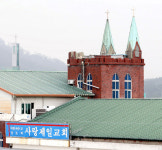 보건소 직원 껴안고 병원 탈출도… 사랑제일교회 신도들 “검사 못 믿어”