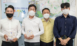 “의인들에게 박수를”… 군산시장, 이웃 생명 구한 시민 3명에 감사패