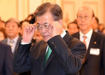 “앗, 문 대통령 안경 안 썼네” 국무회의 모습 ‘화제’