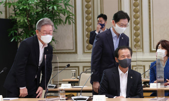文 “지역균형 뉴딜, 정파적 문제 아냐”… 野 단체장들에 협치 주문