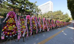 윤석열 지지 화환에… “대검 나이트 개업했나”