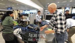김포공항 ‘AI자동판독기’ 위해물품 반입 단속 강화