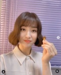 박새로이 컷 이어 민사린 펌도 유행할까…박하선, 닮은꼴 초코송이 과자 들고 찰칵