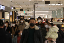 지역감염 10명 중 8명이 수도권… 사우나·요양원 등 확산 고리