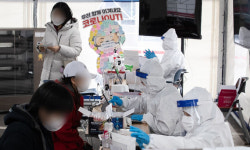 정확도 낮지만 결과 빠른 신속항원검사, 수도권 임시진료소에 도입