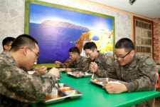 이슬람 교도·채식주의 병사에 대한 급식 대책 마련해야
