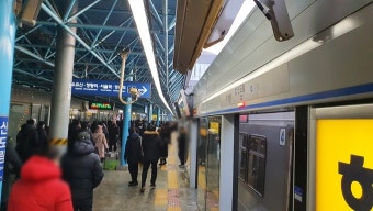 문도 안 열리고, 지연 운행까지…한파에 출근길 지하철 대란