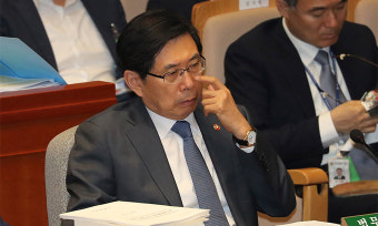 박상기 전 법무부장관, 왜 문제 많은 긴급출국금지 승인했나