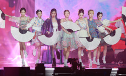 “K팝 무대의상 한복, 전통미를 살려라”