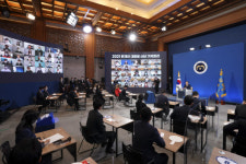 靑 “대통령 기자회견 도중 기자 손가락 모독? 오해 풀렸으면”