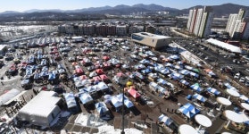 설 앞두고 열린 모란장