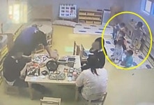 피해 부모들 보육교사들이 아이 머리채 잡고 끌거나 걸레로 얼굴 때리기도 했다