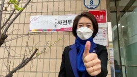 비닐 장갑 벗고 ‘엄지 척’…고민정, 맨손 투표도장 인증샷 논란 일자 ‘삭제’