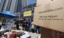 “손수레 배송” vs “직접 찾아가라”… 단지 앞 박스 800개 쌓여 [밀착취재]