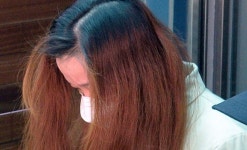 법정 나서며 남편·큰딸에 눈인사 한 ‘구미 여아 친모’ 석씨… “식별띠 자르고 애 바꿨다” 공소사실 부인