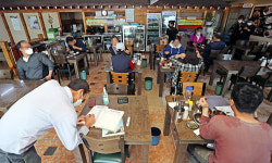 손님 몰린 예천 식당 “이제야 숨통”… 길 건너 안동은 ‘썰렁’