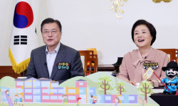 어린이 만난 文대통령 “마스크 벗고 뛰어놀 수 있게 하는 게 소원”