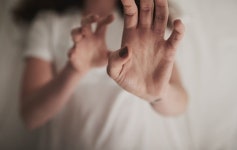 “딴 남자 못 만나게…” 여자친구 몸에 구멍 내고 자물쇠 채운 40대 ‘징역 1년’