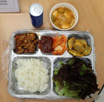 ‘꽉 찬 급식판’ 받은 송영길 “한 끼 2930원 너무 죄송… 자괴감”