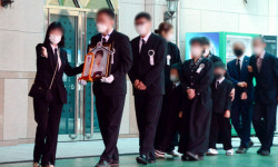 딸 죽음 모르는 아버지… 눈물의 광주 참사 첫 발인
