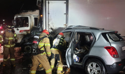 밀양서 5t 냉동 탑차·SUV 충돌…2명 사망