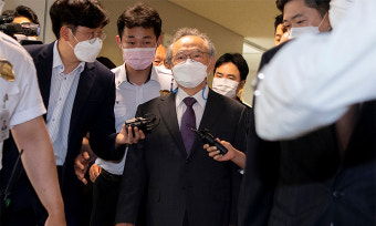 ‘강제추행 혐의’ 오거돈 전 부산시장, 징역 3년… 법정구속