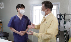 문 대통령, 임시선별검사소 방문… “올해 또 되풀이되어 정말 송구”