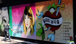 ‘쥴리 벽화’ 건물주 “벽 밝게 하려던 건데… 풍자가 일파만파, 尹 열성 팬이 문제”