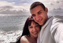 29살 어린 아들 친구와 결혼한 英 여성 "우리 이야기, 영화로 만들 것"