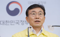 모임 인원 최대 8명 허용… 위드 코로나 한발짝