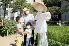 농업박물관 야외체험 농장에 청년 농부 허수아비 등장