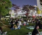 광주 염주체육관 잔디밭에 추석 연휴 수백명 모여… 결국 확진자 발생