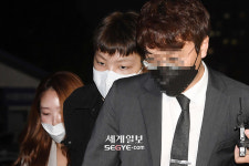 [포토] 무면허 운전 장제원 의원 아들 노엘, 변호사와 함께 경찰 출석