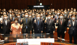 설훈 ‘구속’ 외쳤지만 이재명 두팔 벌려 포옹..의원들엔 90도 인사도