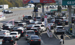 기름값 내리자… 주유소에 줄 선 차량들