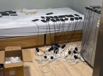 모텔방에 수상한 휴대전화 수십대… 17억원 가로챈 보이스피싱 일당 검거