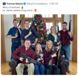 ‘총기난사 얼마 안 됐는데’ 美의원 가족과 소총 메고 “메리 크리스마스”