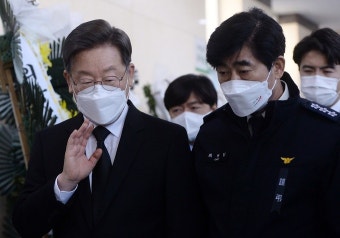 ‘순직 소방관’ 빈소 조문한 이재명, 말없이 위로…유족 울음소리 들리기도