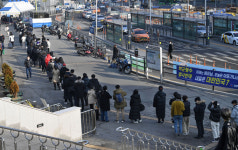 [포토] 길게 줄 선 서울역광장 임시선별검사소