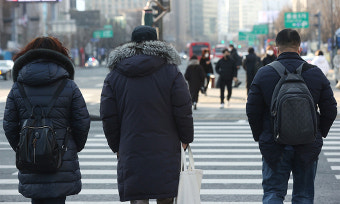 [내일날씨] 설 연휴 첫날 아침 강추위… 미세먼지 없지만 건조특보 발효