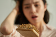 ‘하루만 머리 안감아도 가려워’…지루성 두피염 의심