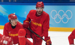 귀화 선수로 가득찬 중국 아이스하키팀, 올림픽 데뷔전서 미국에 대패